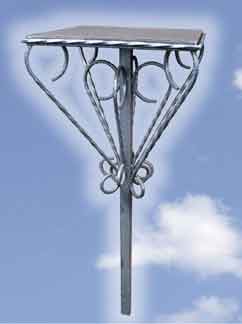 Скамейки и столы из металла