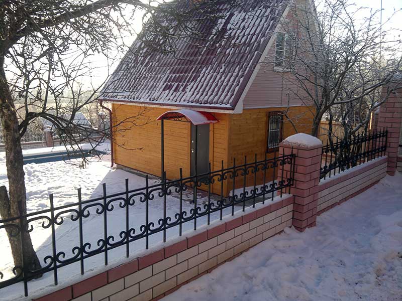 металлическая ограда, забор сварной