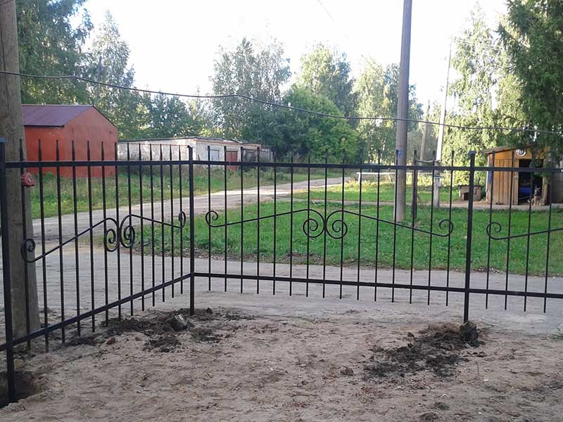 металлическая ограда, забор сварной