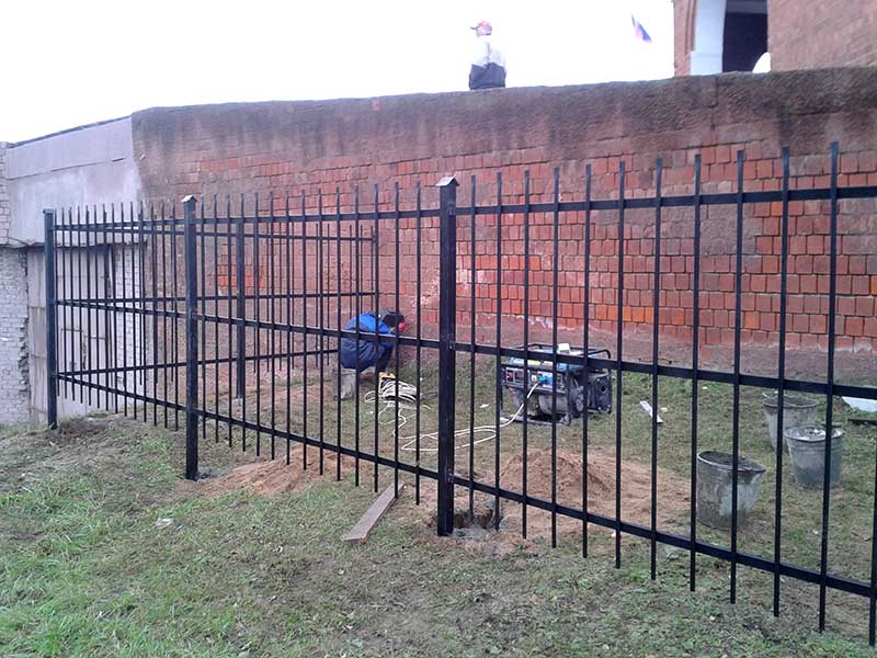 металлическая ограда, забор сварной