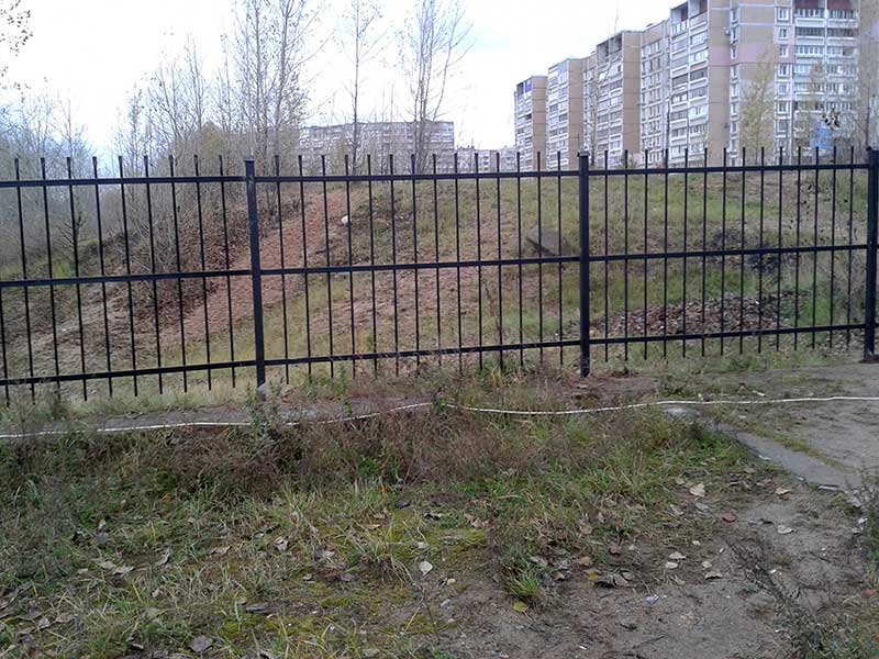 металлическая ограда, забор сварной