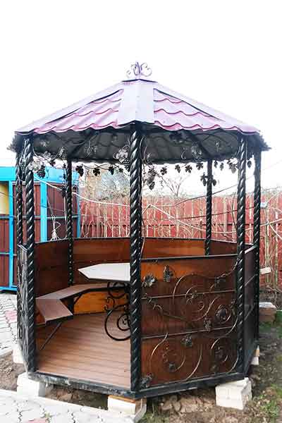 металличнская кованная беседка в сад