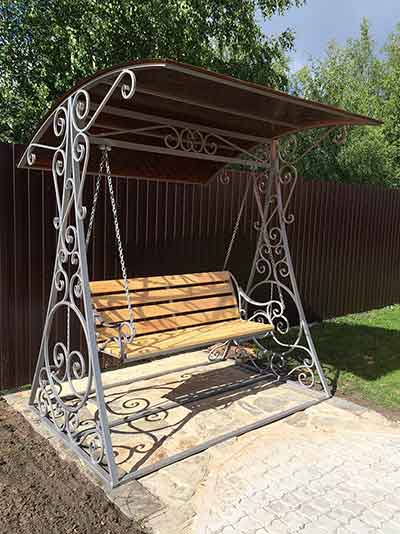 кованная скамейка качели