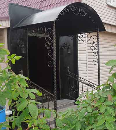 кованные перила и навес