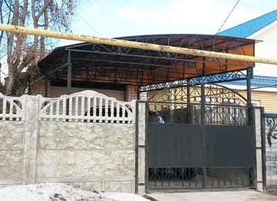 кованные ворота и навес из поликарбоната