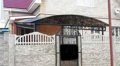 кованная калитка и навес из поликарбоната 