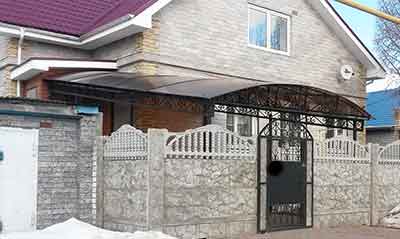 кованная калитка и навес из поликарбоната
